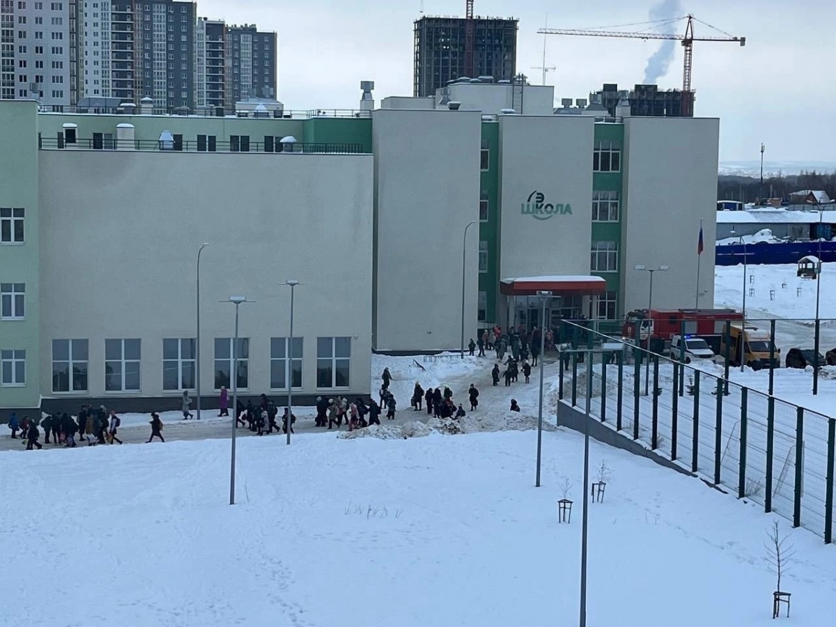 Учащихся Анкудиновской школы эвакуировали из-за сообщения о минировании - фото 1