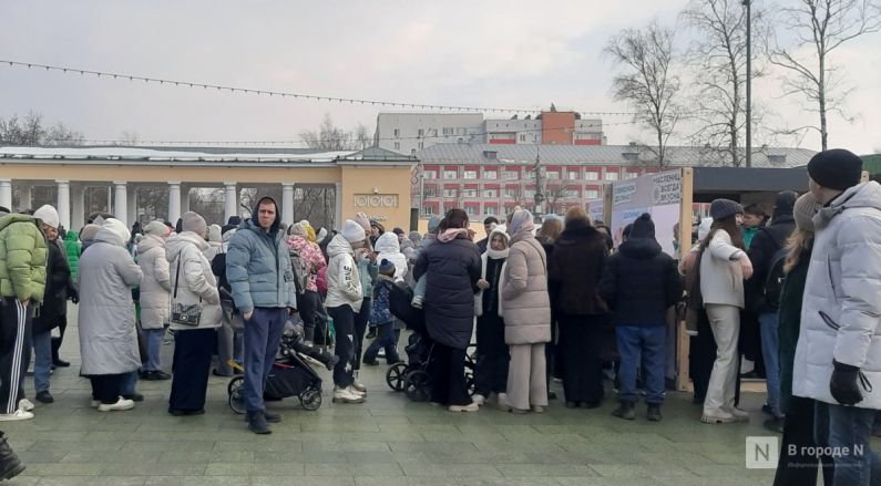 Огромные очереди за блинами выстроились в Нижнем Новгороде в Масленицу - фото 3