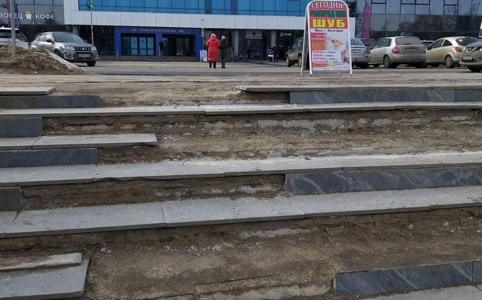 Развалившуюся плитку у Дворца спорта в Нижнем Новгороде отремонтируют весной - фото 1