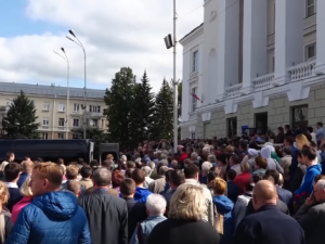 Саровчане простились с сотрудниками РФЯЦ-ВНИИЭФ, погибшими во время взрыва в Архангельской области