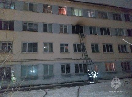 35 человек эвакуировано из горящего общежития в Автозаводском районе - фото 2