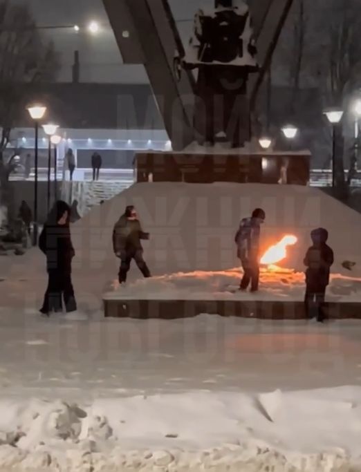 Дети пытались потушить Вечный огонь снегом и плевками на Сортировке - фото 1