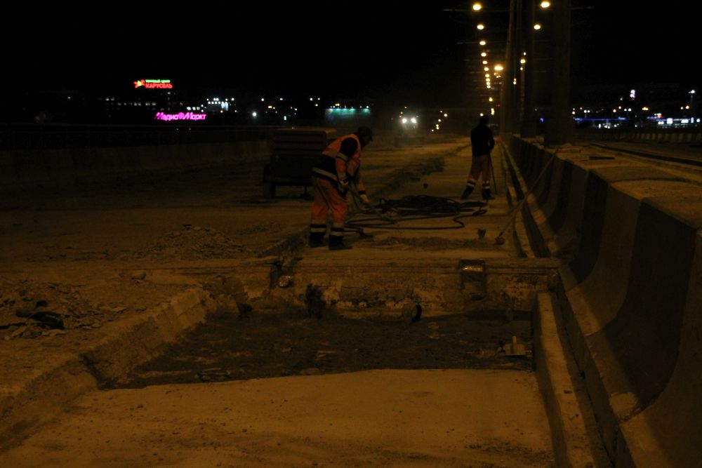 Молитовский мост ремонтируют круглосуточно (Фото) - фото 1