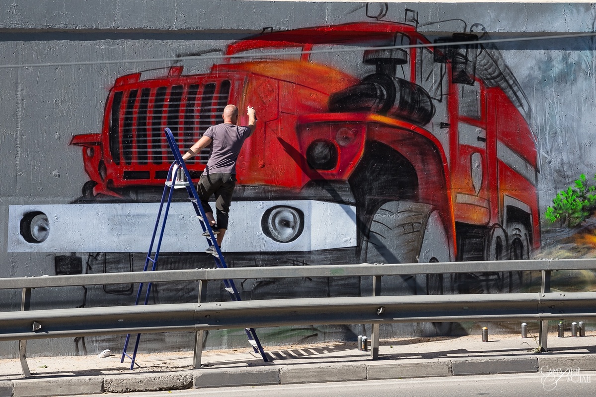 Художник из Дзержинска посвятил масштабное граффити пожарным - фото 1