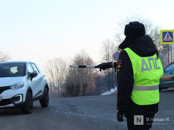 Девушки-полицейские поздравили нижегородских водителей с Днем защитника Отечества - фото 21