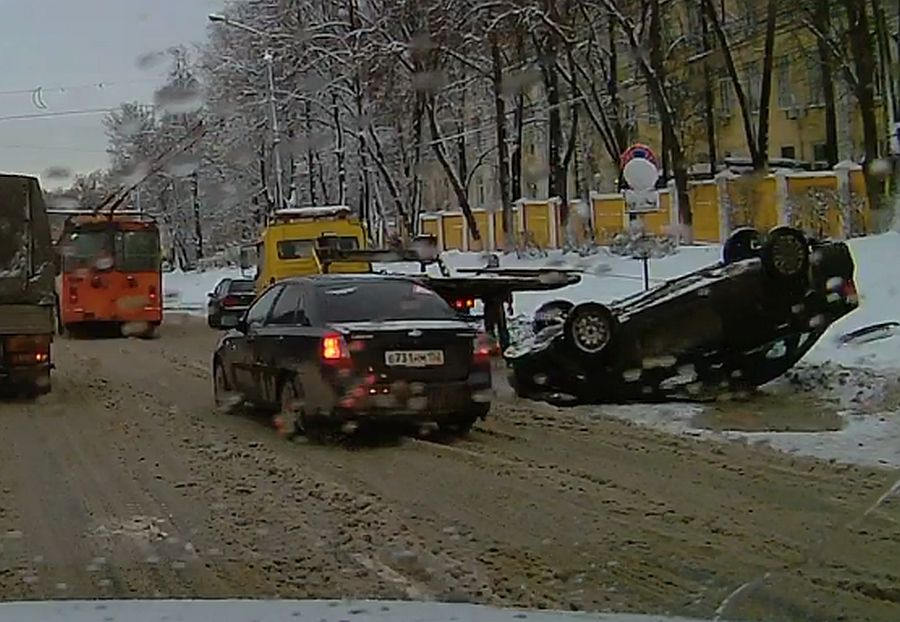 На проспекте Гагарина перевернулся автомобиль (ФОТО) - фото 1