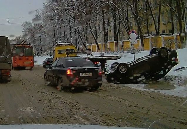 На проспекте Гагарина перевернулся автомобиль (ФОТО) - фото 3