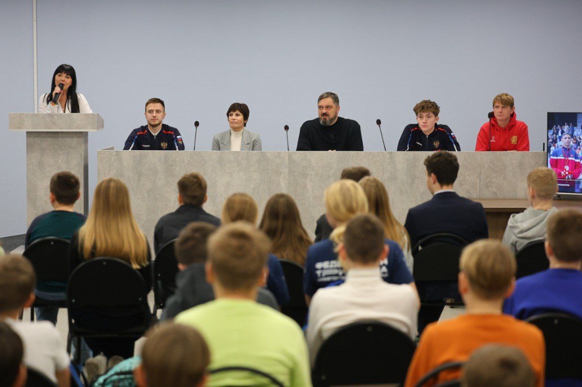 Чемпионы Паралимпийских игр встретились с юными спортсменами из Дзержинска - фото 1