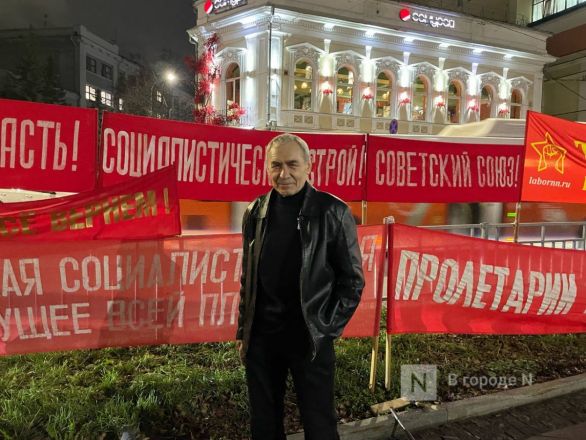 Нижегородец устроил одиночный пикет в честь годовщины Октябрьской революции  - фото 4