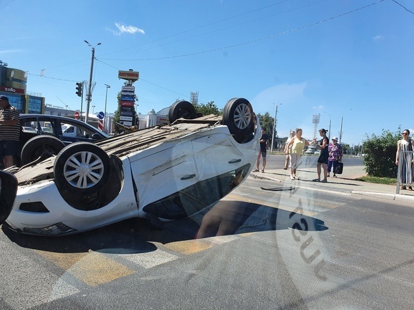 Автомобиль перевернулся на проезжей части в Дзержинске - фото 1