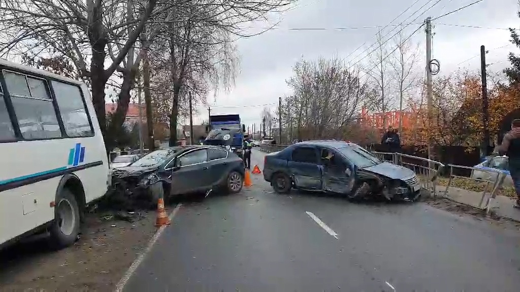 Renault в Opel, Opel в дерево: последовательная авария произошла в дзержинском округе - фото 1