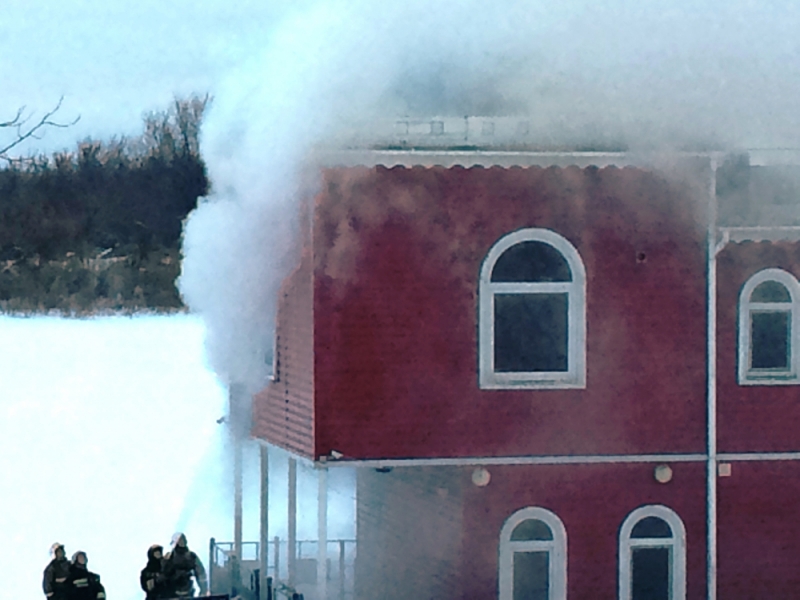 На набережной Гребного канала в Нижнем Новгороде горел дебаркадер (ФОТО) - фото 2