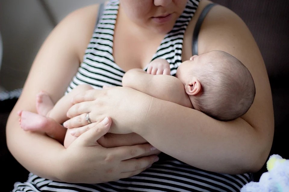 Кормящих матерей разрешили вакцинировать от коронавируса - фото 1