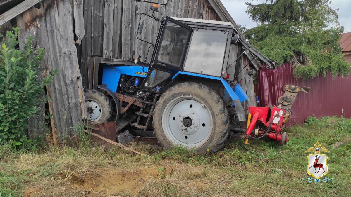 Пьяный свердловчанин на тракторе сломал стену сарая в Нижегородской области - фото 1