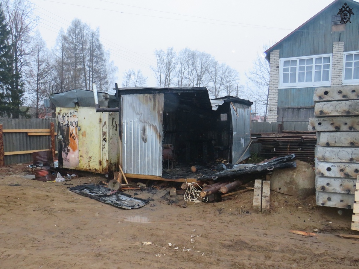 Следователи ведут проверку погибели сторожа в бытовке во время пожара в Тоншаевском районе - фото 1