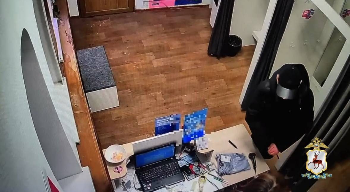 Мужчина с ножом напал на сотрудницу ПВЗ в Нижнем Новгороде - фото 1