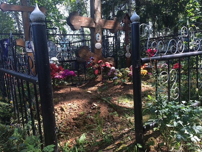 Вандалы разграбили кладбище под Арзамасом (ФОТО) - фото 4