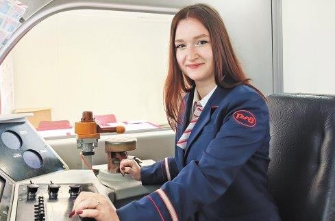 Первая женщина-машинист начала работать на Горьковской железной дороге
