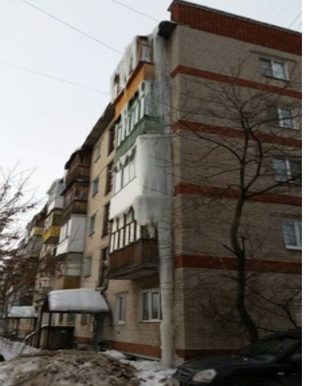 Опасную сосульку высотой в пять этажей в Дзержинске ликвидировали по требованию ГЖИ - фото 1