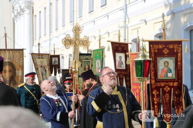 Шли Крестным ходом и ели гигантский кулич: как прошла Пасха в Нижнем Новгороде — фоторепортаж - фото 4