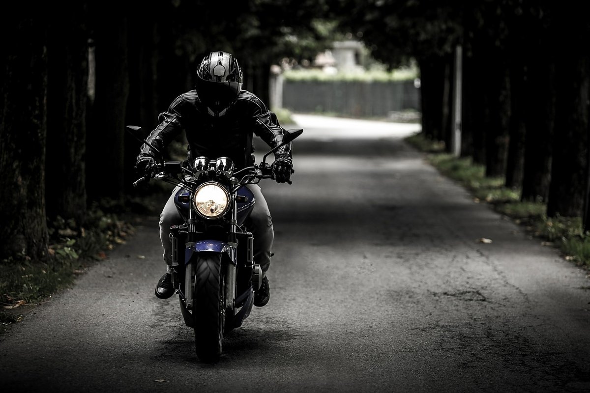 Мотоциклист на &laquo;Ямахе&raquo; въехал в две стоящие на обочине легковушки в Дзержинске - фото 1