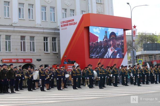 Фоторепортаж: парад в честь 80-й годовщины Победы прошел в Нижнем Новгороде - фото 116