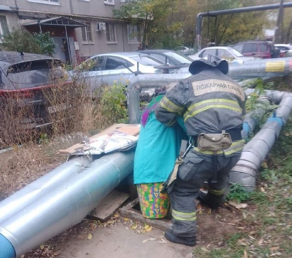 Пожарные спасли 69-летнюю нижегородку, провалившуюся в открытый люк - фото 1