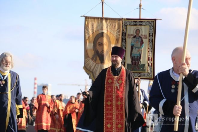 Шли Крестным ходом и ели гигантский кулич: как прошла Пасха в Нижнем Новгороде — фоторепортаж - фото 39
