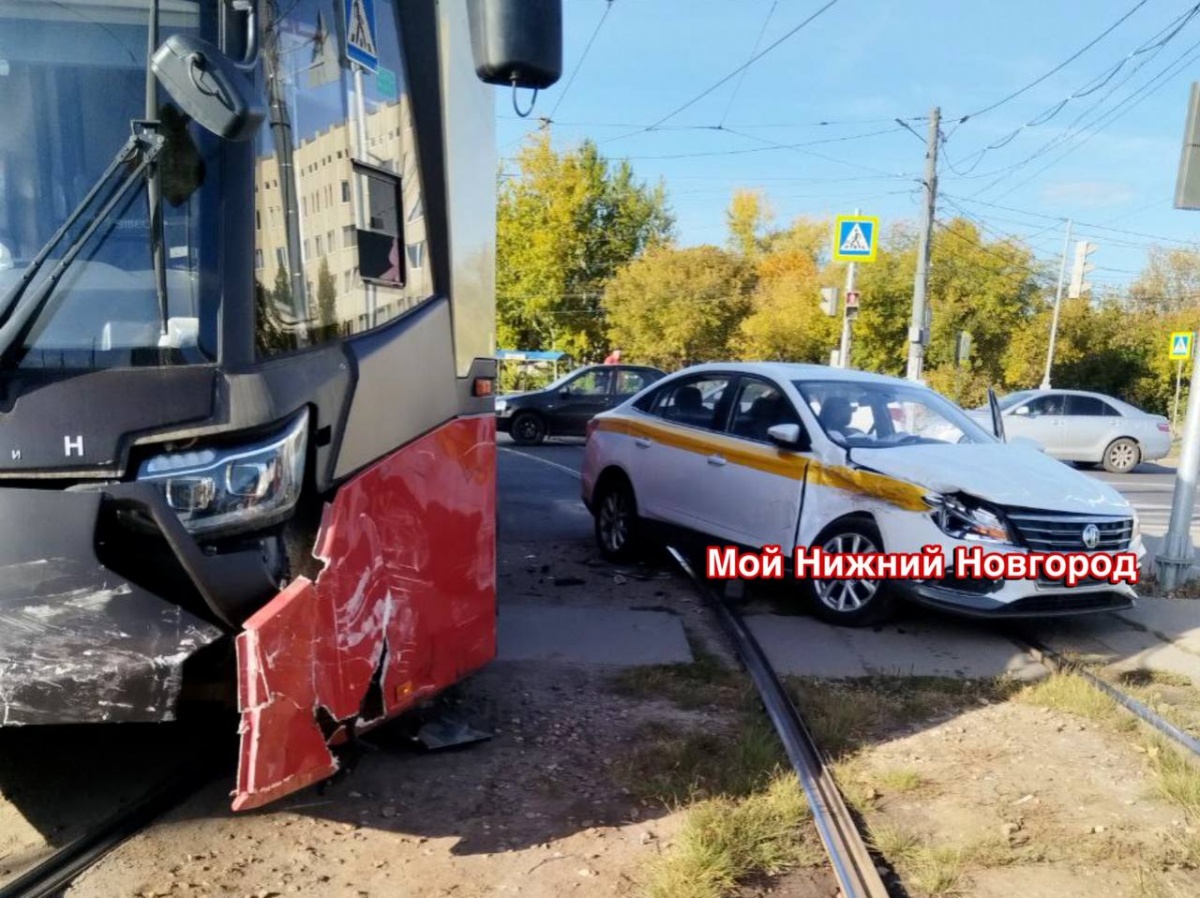 Нижегородцы застряли в пробках из-за ДТП с трамваем - фото 1