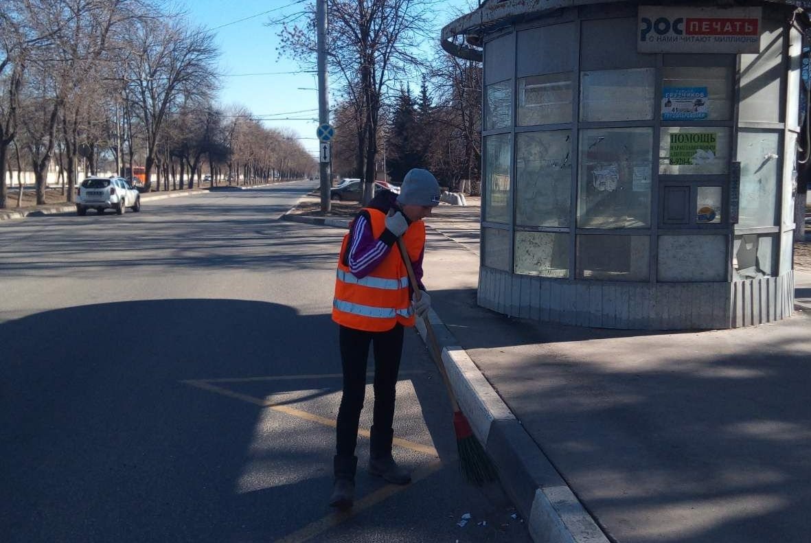 Более 70 км прибордюрной полосы очищено от мусора в Автозаводском районе - фото 1