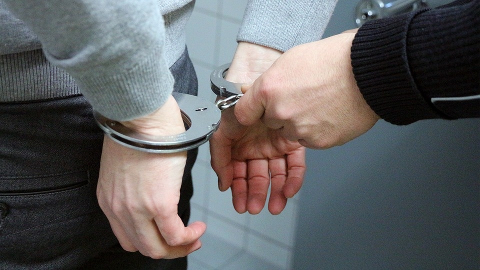 Пырнувший полицейского ножом  мужчина задержан в Казани