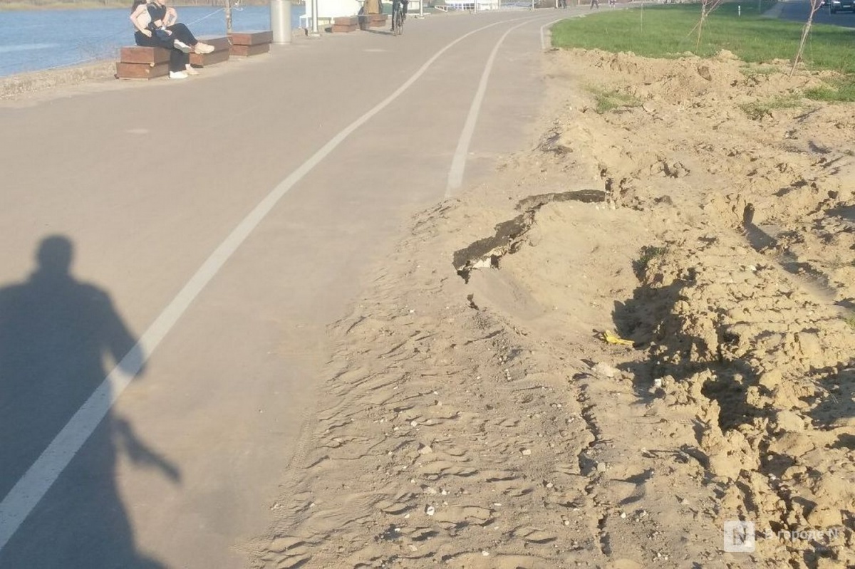Провалы образовались на велодорожке на Гребном канале - фото 1