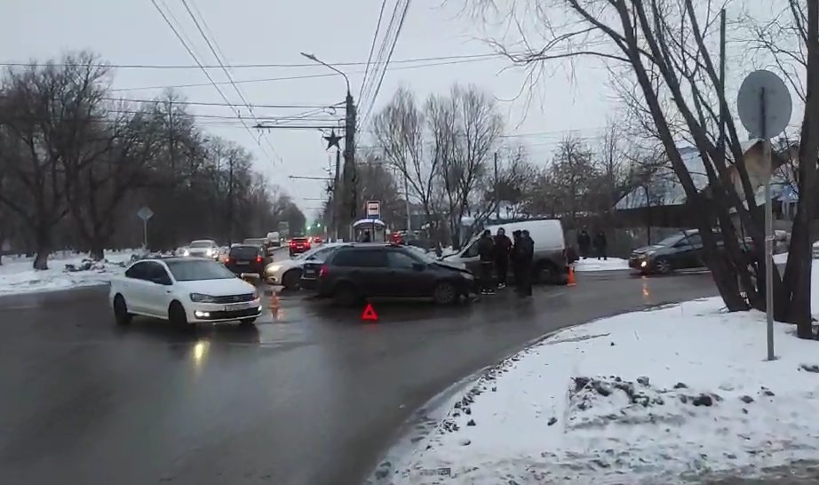 Водитель пострадал при столкновении трех машин в Ленинском районе