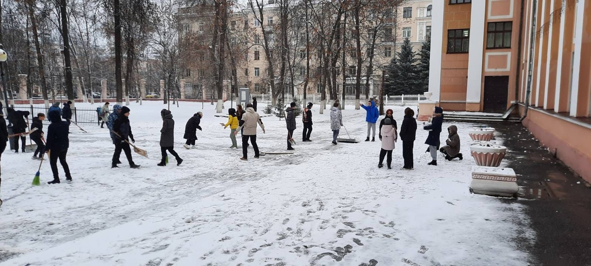 Школьников привлекли к уборке снега в Автозаводском районе - фото 1