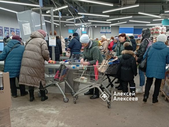 Гигантские очереди образовались в продуктовых магазинах в Дзержинске - фото 4