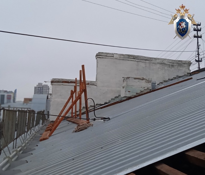 Рабочий погиб, упав с крыши дома на площади Горького в Нижнем Новгороде - фото 1