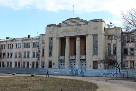 Территорию ДК Ленина очистили от мусора после вмешательства прокуратуры