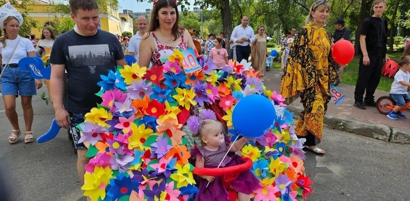 Яркий парад детских колясок прошел в Автозаводском парке 19 августа - фото 5