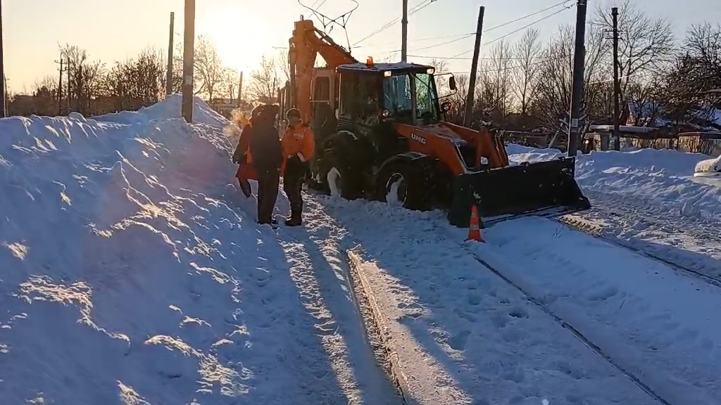 Трамвай врезался в трактор в Автозаводском районе: 1 человек пострадал - фото 1
