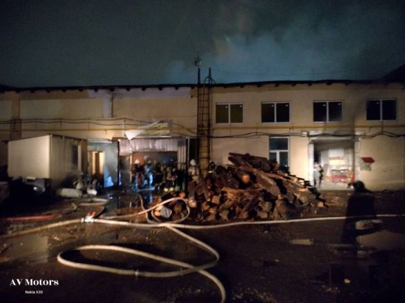 Автосервис горел в Канавинском районе на площади в 150 квадратных метров - фото 3