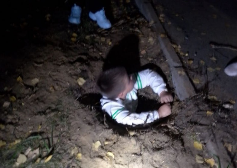 Восьмилетний мальчик провалился в глубокую яму в Автозаводском районе - фото 1