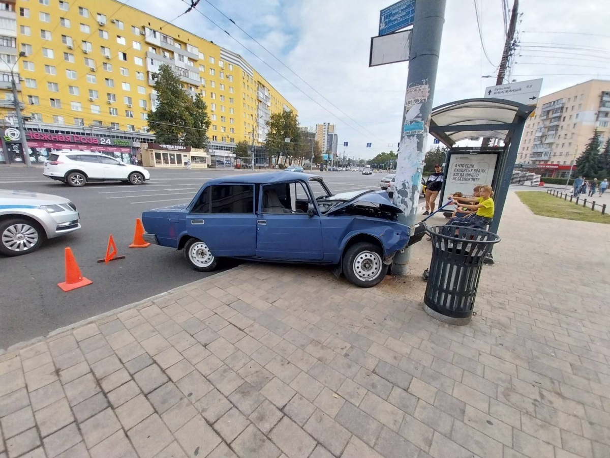 Врезавшийся на «Ладе» в столб в Сормове пьяный мужчина угнал машину у  курьера