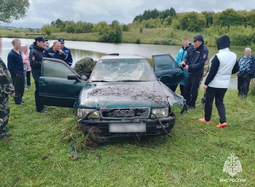 Автомобиль с трупом внутри достали из пруда в Нижегородской области - фото 1