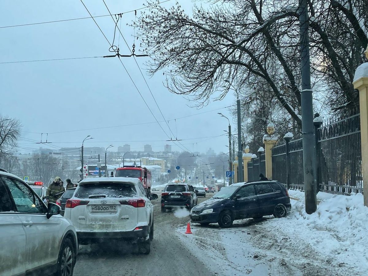 Две машины столкнулись на проспекте Гагарина в Нижнем Новгороде