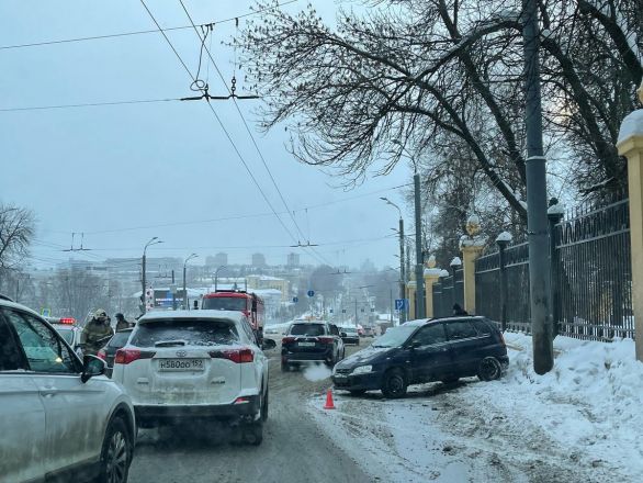 Две машины столкнулись на проспекте Гагарина в Нижнем Новгороде - фото 2